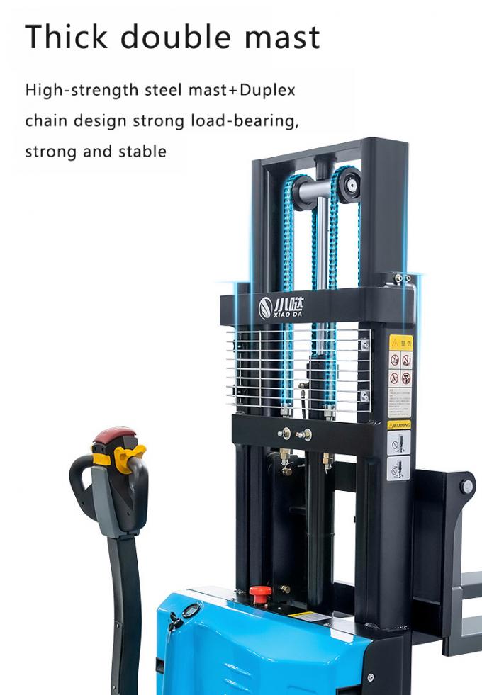 คนเดินเท้ายืนบน Pallet Stacker พาเล็ตไฟฟ้าเต็ม stacker ติดต่อ walkie stacker 2